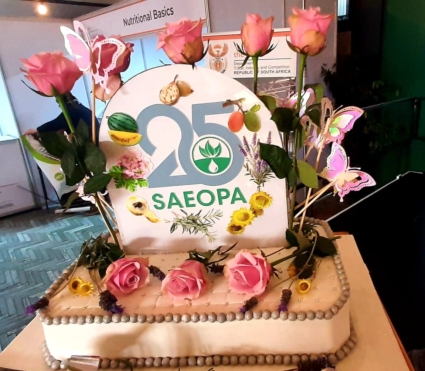SAEOPA 25-year celebration cake decorated with flowers and natural ingredients